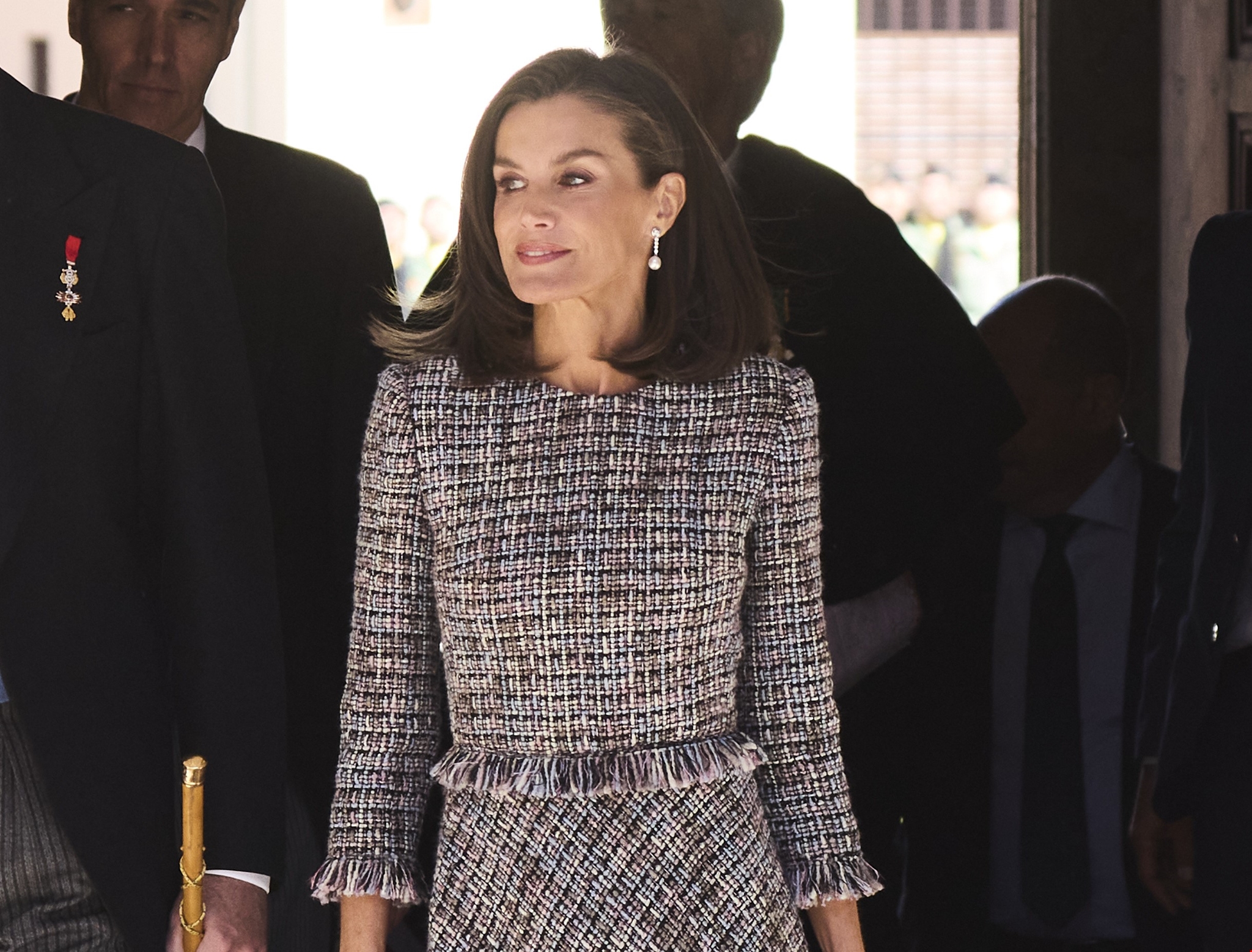 Βασίλισσα Letizia | Με κλασική καμπαρντίνα και κόκκινα δερμάτινα αξεσουάρ σε δημόσια εμφάνισή της - εικόνα 4