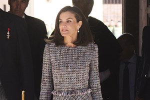 Βασίλισσα Letizia | Με κλασική καμπαρντίνα και κόκκινα δερμάτινα αξεσουάρ σε δημόσια εμφάνισή της - εικόνα 4