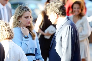 Τι φόρεσαν οι καλεσμένες στον γάμο του Παύλου Βαρδινογιάννη και της Κατερίνας Μπιρμπίλη - εικόνα 3