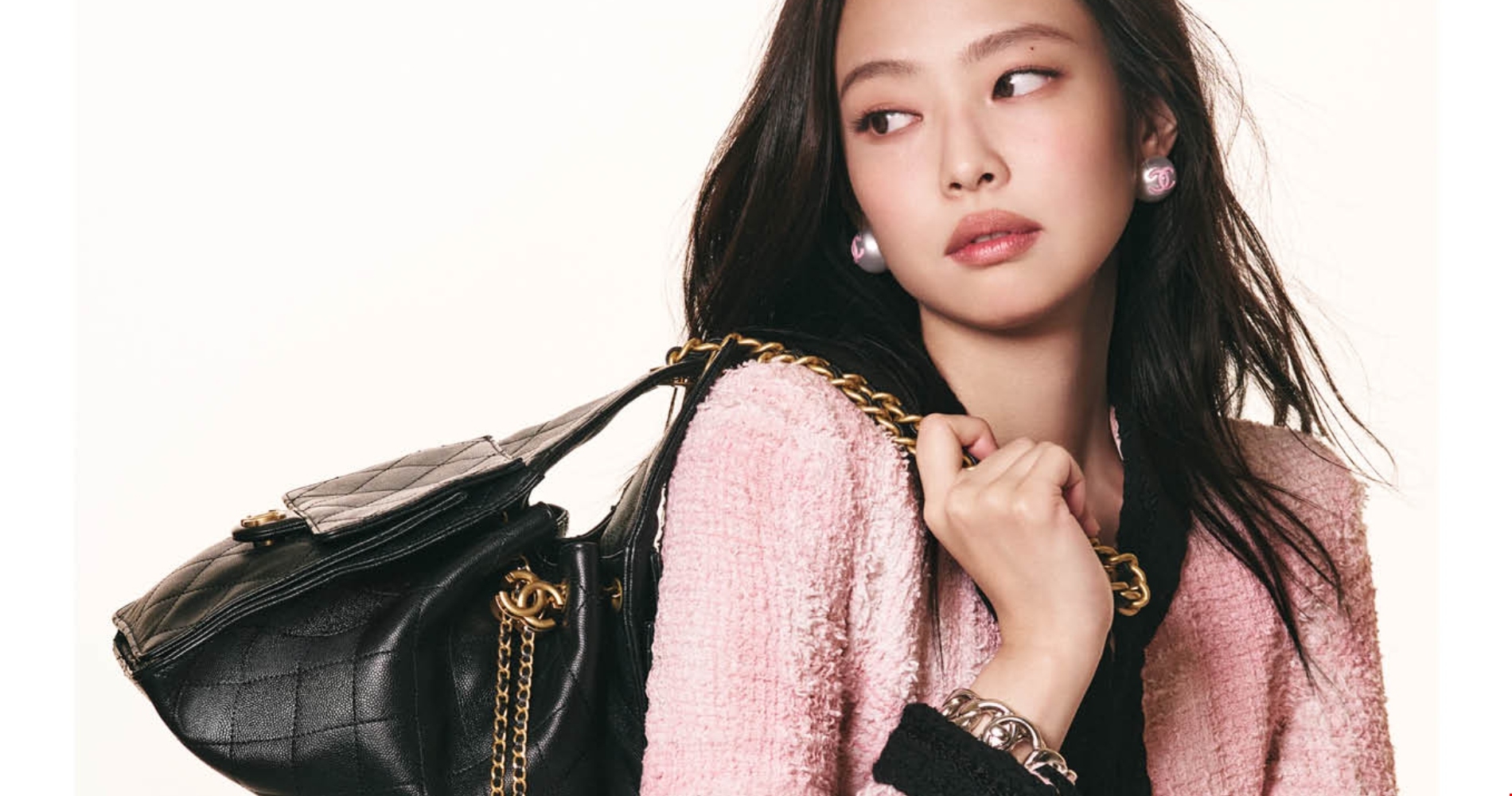 Η Chanel ανακοινώνει την Jennie ως νέο πρόσωπο της διαφημιστικής καμπάνιας για την τσάντα Chanel 25 στο πλευρό της Dua Lipa