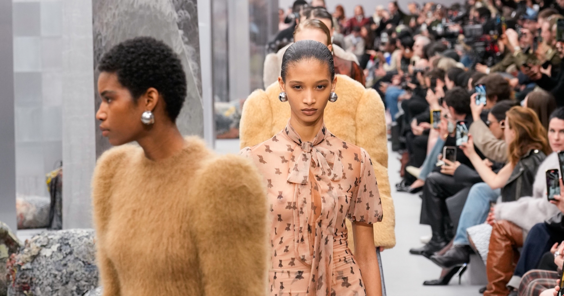 Πώς θα φροντίσεις σωστά τα suede ρούχα και αξεσουάρ σου - εικόνα 1