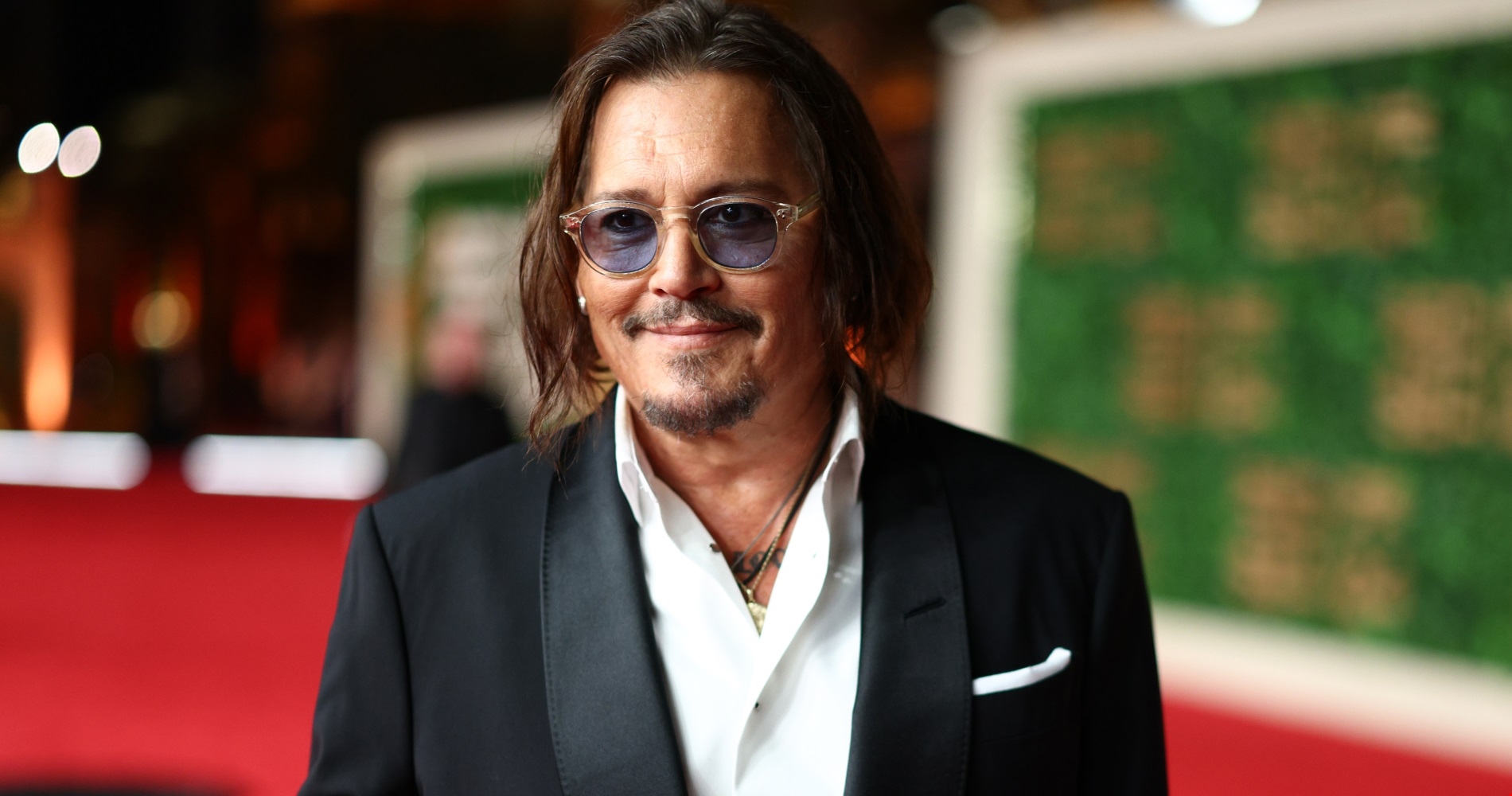 Johnny Depp | Η τρυφερή οικειότητα στο κόκκινο χαλί με την πρωταγωνίστρια της νέας του ταινίας - εικόνα 1