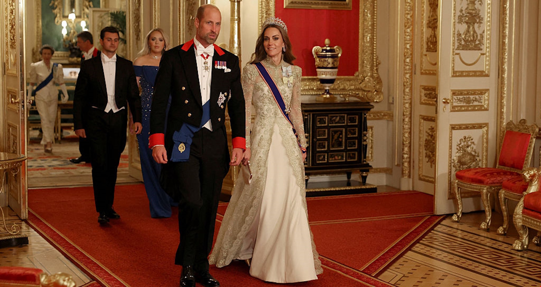 Melania Trump | Το μήνυμα πίσω από το Carolina Herrera κίτρινο φόρεμα που επέλεξε στο βασιλικό δείπνο στο Windsor - εικόνα 2