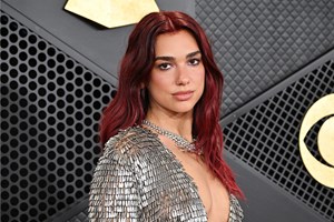 Dua Lipa - Callum Turner | Μυστικός αρραβώνας ανήμερα των Χριστουγέννων - εικόνα 1