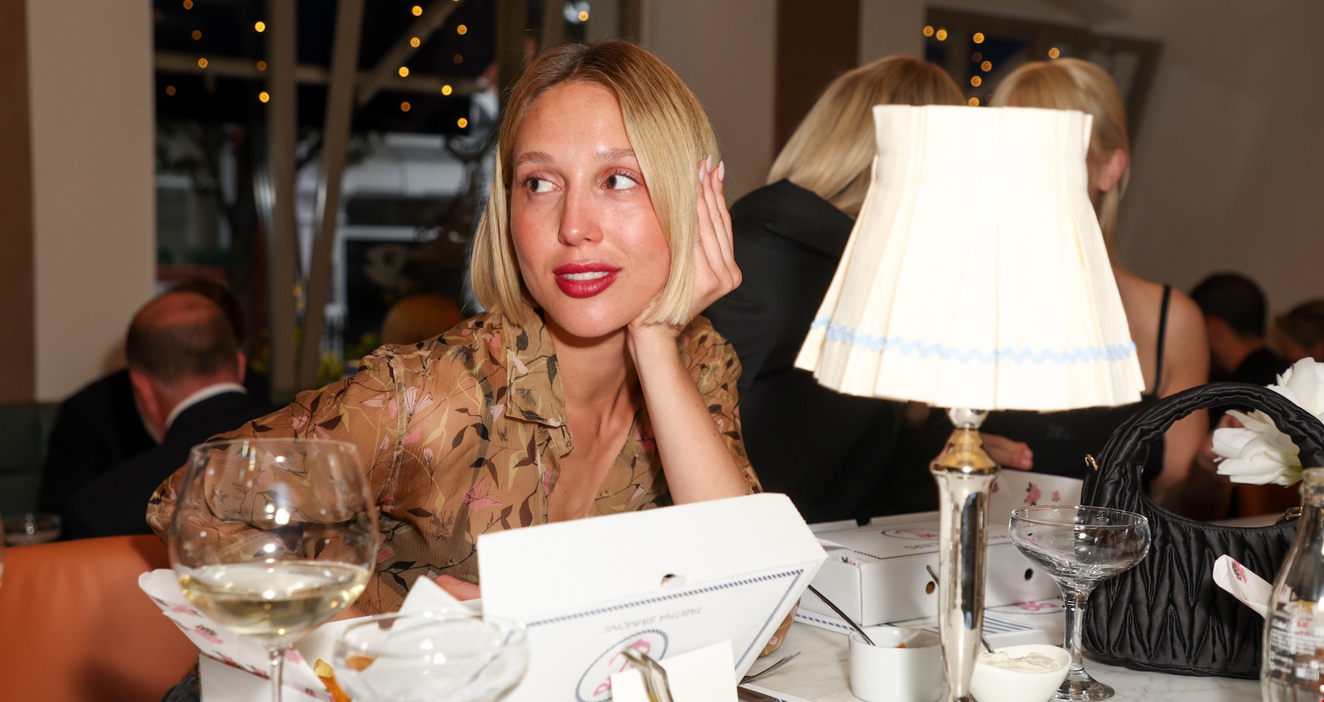 Pirate vibes | Ο Παύλος Ντε Γκρες σε παμπ, πίνει μαύρη μπύρα παρέα με την κόρη του Μαρία Ολυμπία - εικόνα 6