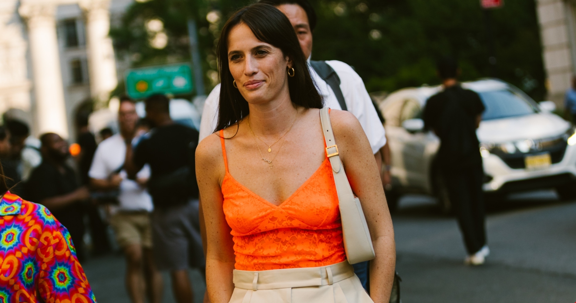 Τζένη Μπαλατσινού | Η casual εμφάνιση με τζιν bermuda shorts στο κέντρο της Αθήνας - εικόνα 1