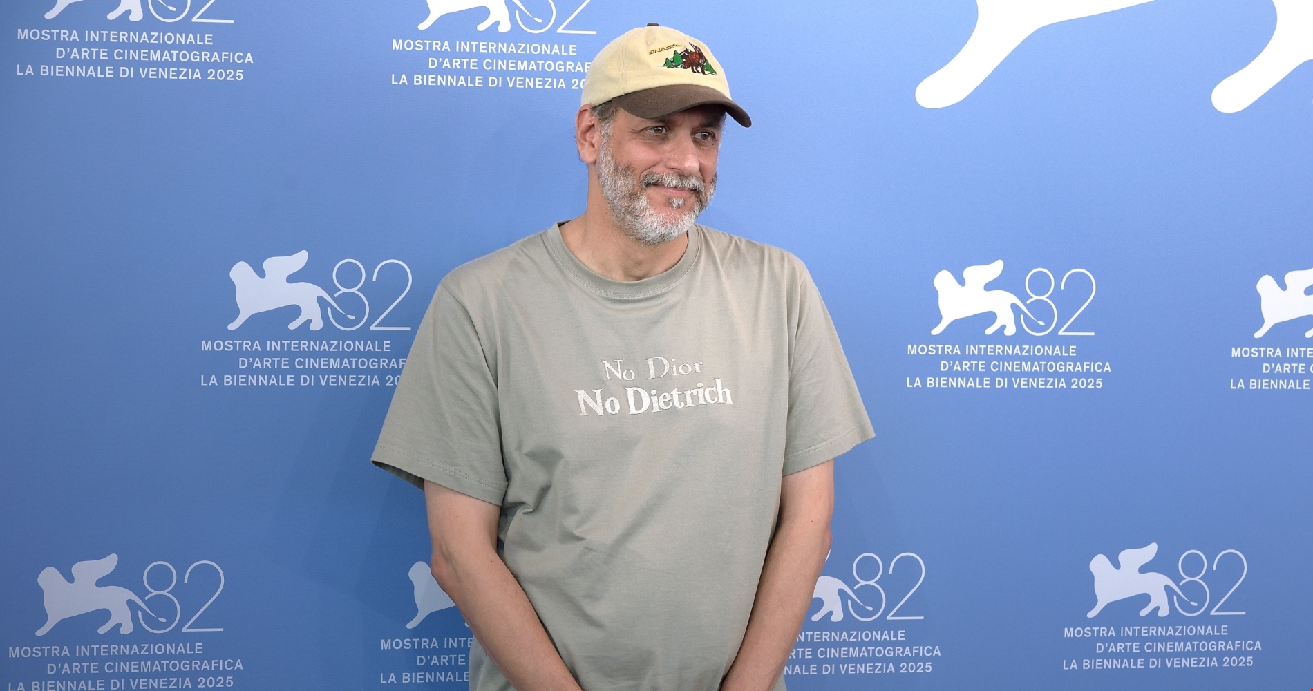 No Dior, No Dietrich | Η fashion ιστορία πίσω από το πολυσυζητημένο graphic T-shirt του Luca Guadagnino