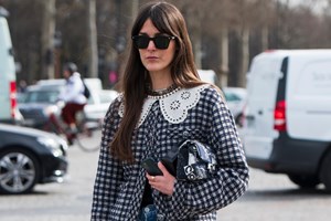 Ο ιδιαίτερος τρόπος που φορούν φέτος τα μαντήλια τους οι fashionistas - εικόνα 1