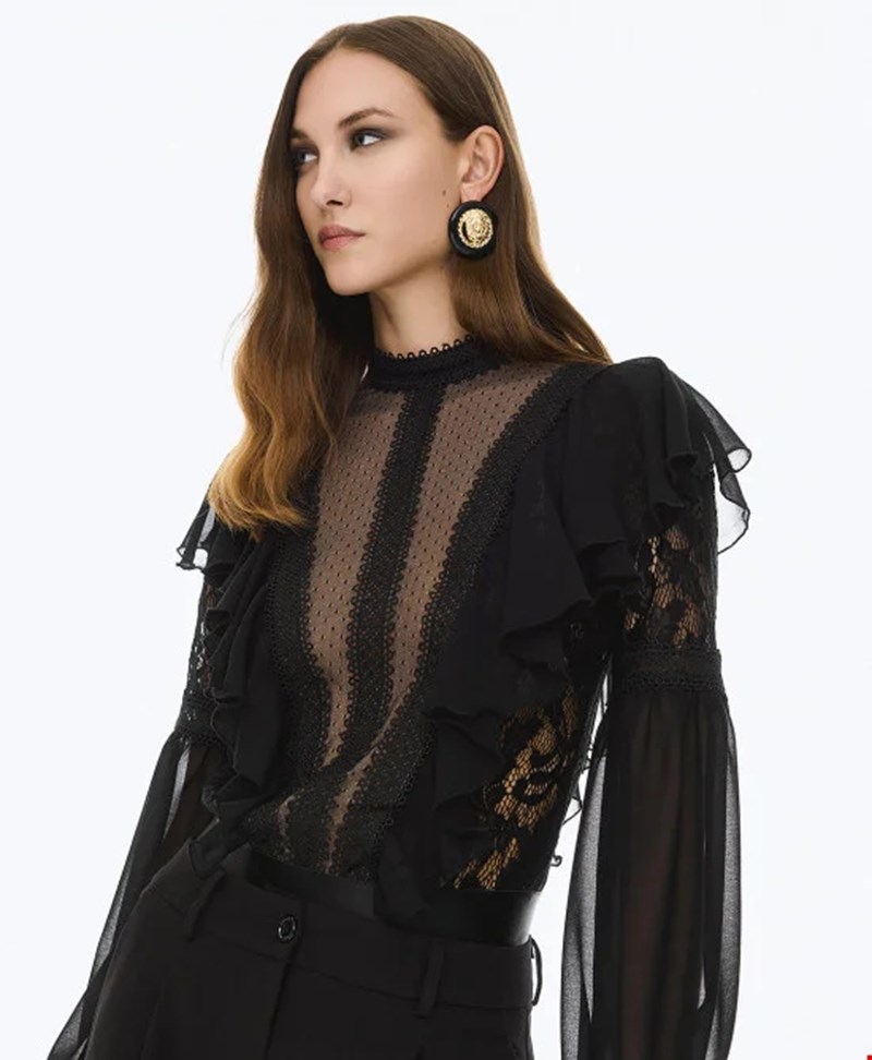 Κορμάκι με δαντέλα και βολάν