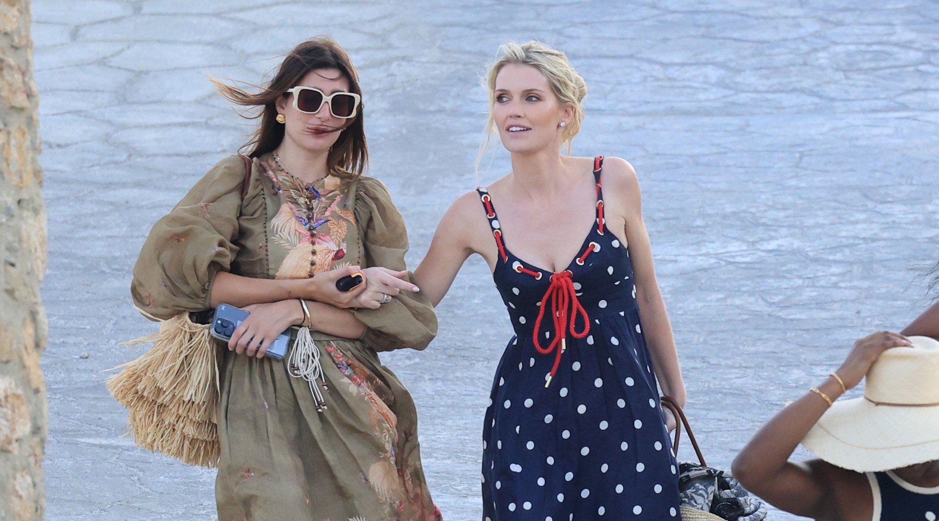 Lady Kitty Spencer | Με τιάρα από κόκκινα τριαντάφυλλα η "μούσα" των Dolce & Gabbana στο show τους στη Ρωμαϊκή Αγορά - εικόνα 4