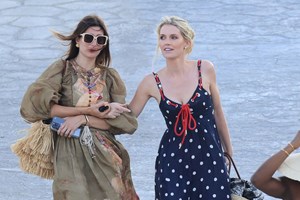 Lady Kitty Spencer | Με τιάρα από κόκκινα τριαντάφυλλα η "μούσα" των Dolce & Gabbana στο show τους στη Ρωμαϊκή Αγορά - εικόνα 4