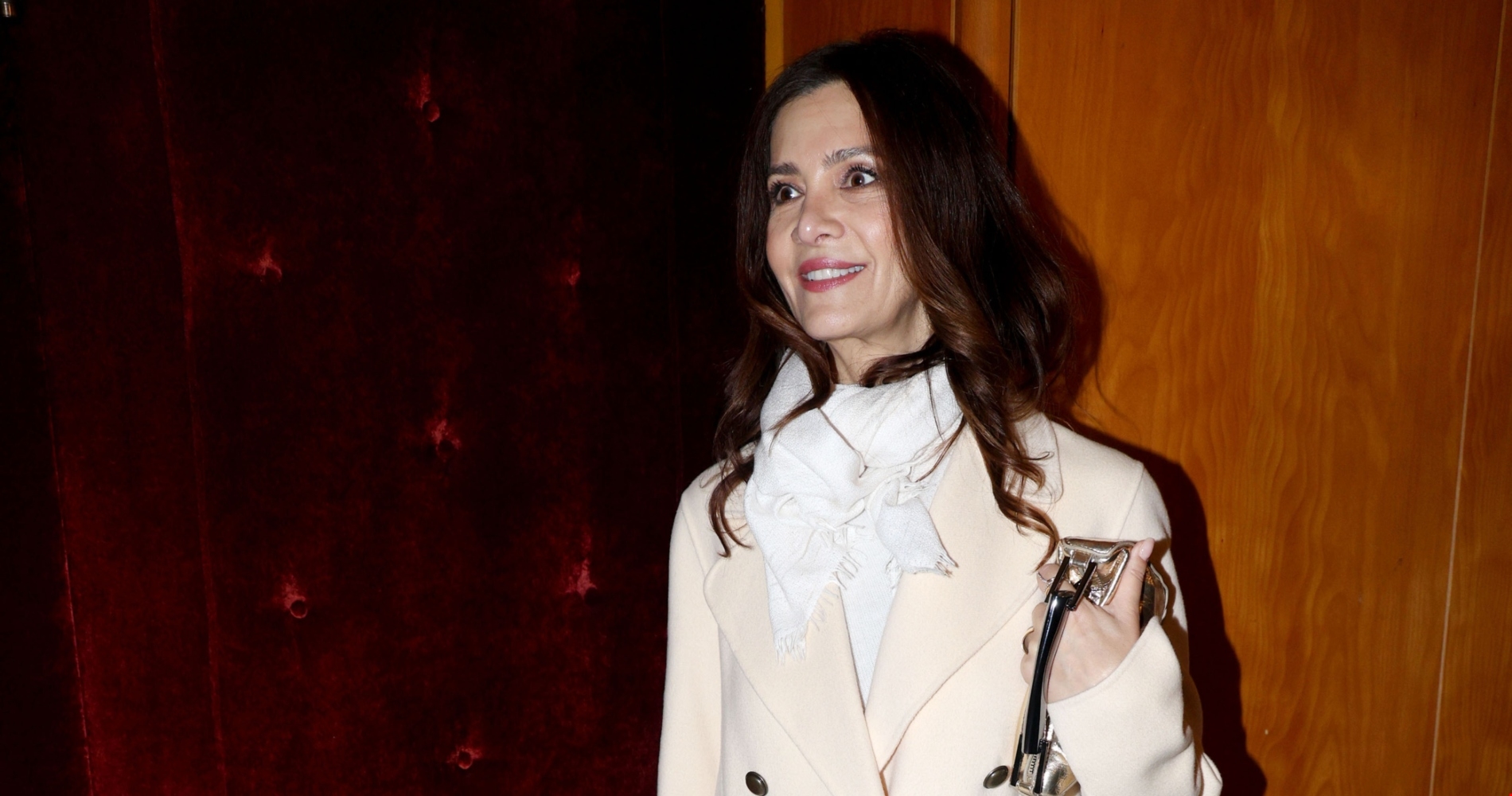 Bustier με παγιέτες, λευκό παντελόνι, ασημί metallic γόβες | Η βραδινή εμφάνιση της Κατερίνας Λέχου