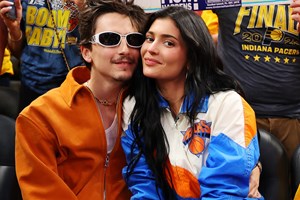 Η Kylie Jenner γυμνή και καλυμμένη με γκλίτερ για τη νέα της καμπάνια μακιγιάζ - εικόνα 3