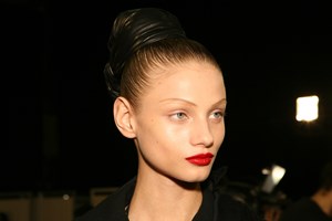 Βίκυ Καγιά | Το εορταστικό beauty look της έχει τα timeless στοιχεία που αναδεικνύουν γυναίκες όλων των ηλικιών - εικόνα 1