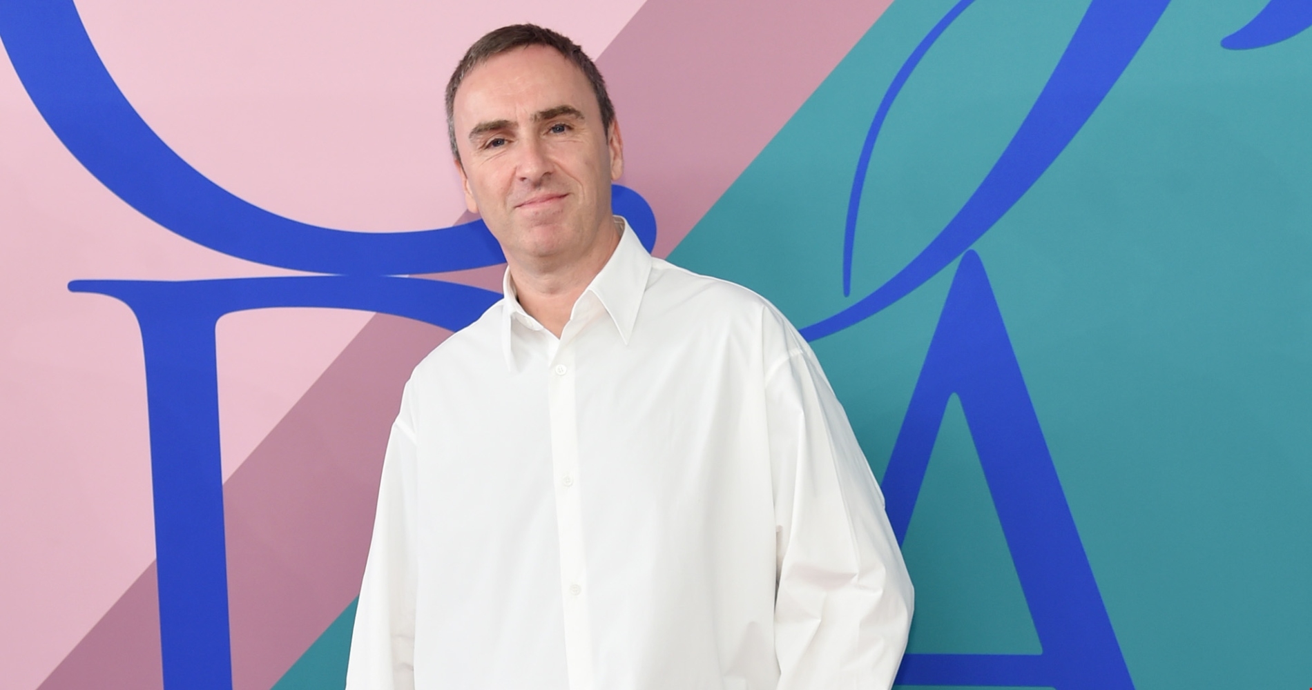 Η Αντιγόνη Κουλουκάκου με μαύρο σατέν σετ και ballet flats με στρας στην Επίδαυρο - εικόνα 3