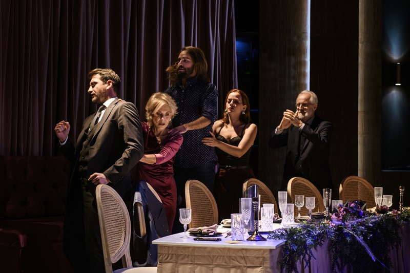 festen παράσταση