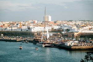 #theaftertaste | Ο κύριος Αζναβούρ στη μεγάλη οθόνη, απόδραση στη λίμνη Βουλιαγμένης και το AbraOvata, η θερινή Melancholia της Katerine Duska - εικόνα 1