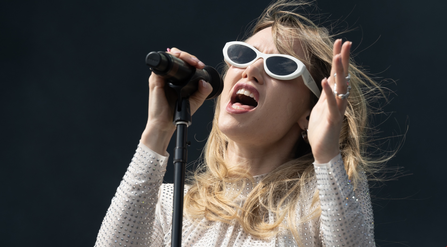 Στο νοσοκομείο η Suki Waterhouse | Η απίθανη λεπτομέρεια στα ρούχα της που την έστειλε στα Eπείγοντα