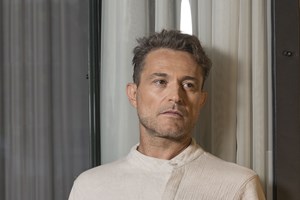 Vanya | Στη νέα του παράσταση, ο Γιώργος Καραμίχος ερμηνεύει οκτώ ρόλους - εικόνα 1