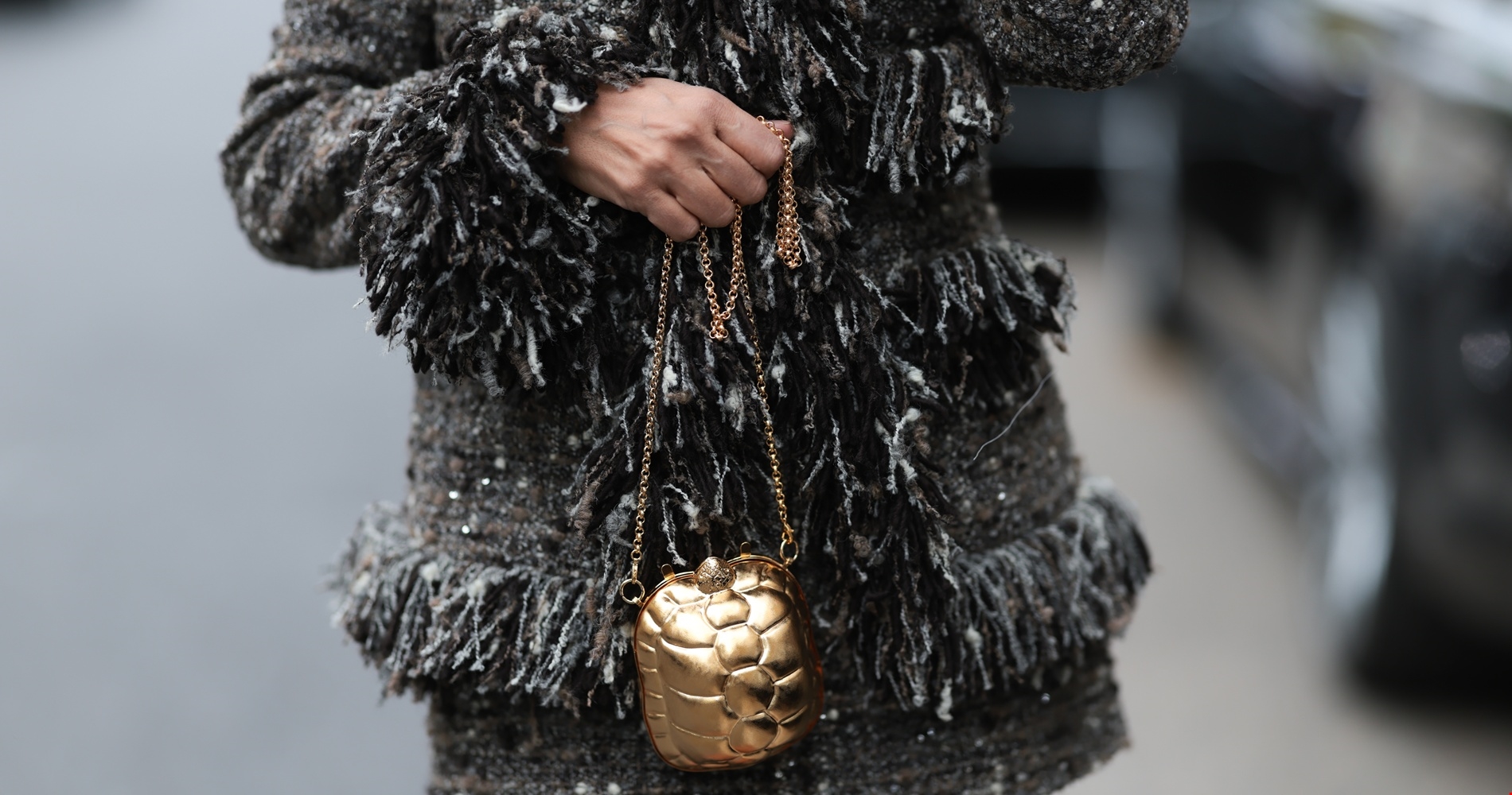 Η τσάντα από τη Mango που θα κρατήσεις αυτές τις γιορτές