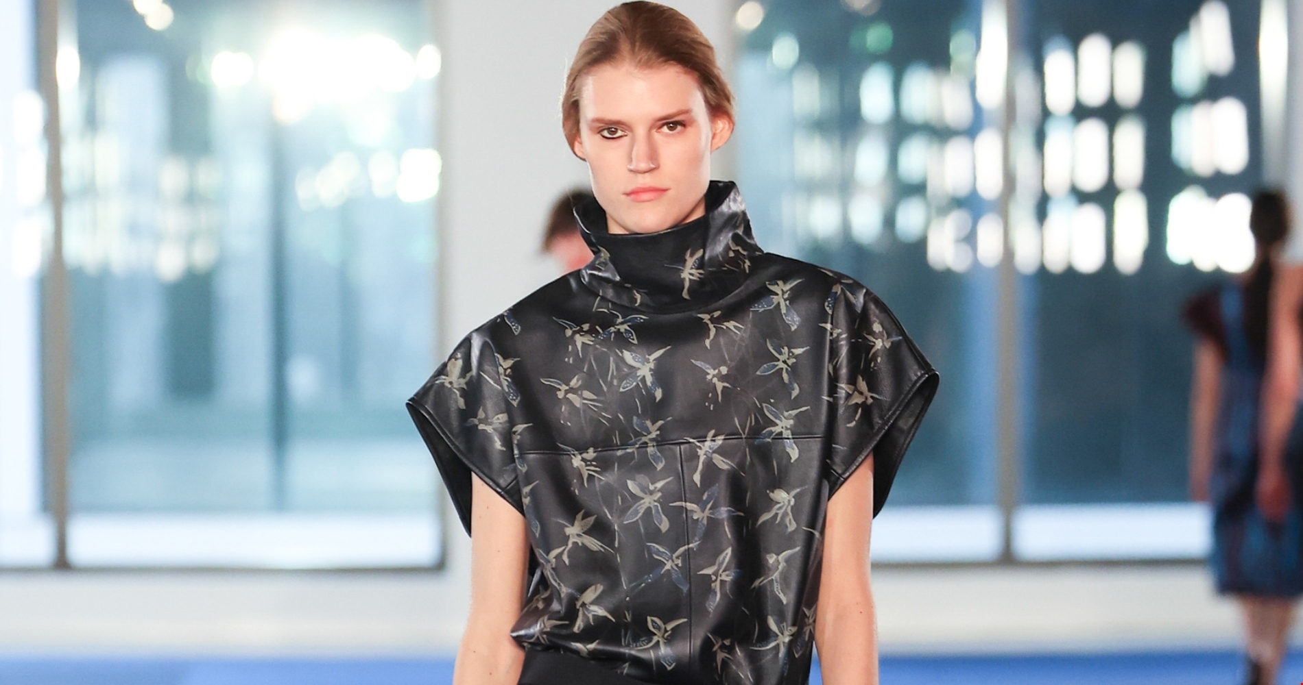 Η Έλλη Στάη με λαδί πουλόβερ και καφέ suede παντελόνι στο κέντρο της Αθήνας - εικόνα 3