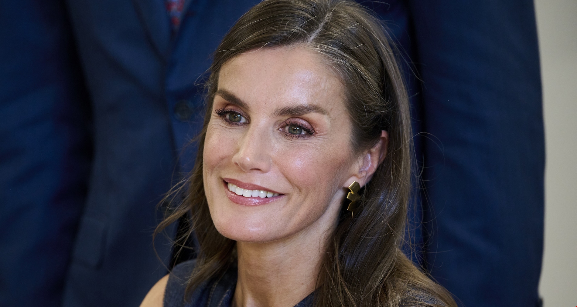 Η πριγκίπισσα Ελισάβετ του Βελγίου με λευκό αέρινο φόρεμα Zara - εικόνα 3