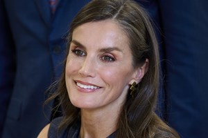 Η πριγκίπισσα Ελισάβετ του Βελγίου με λευκό αέρινο φόρεμα Zara - εικόνα 3