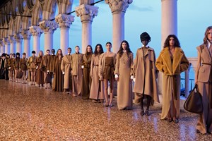 Η νέα καμπάνια της Weekend Max Mara θα σε βάλει αμέσως στο κλίμα των γιορτών - εικόνα 9