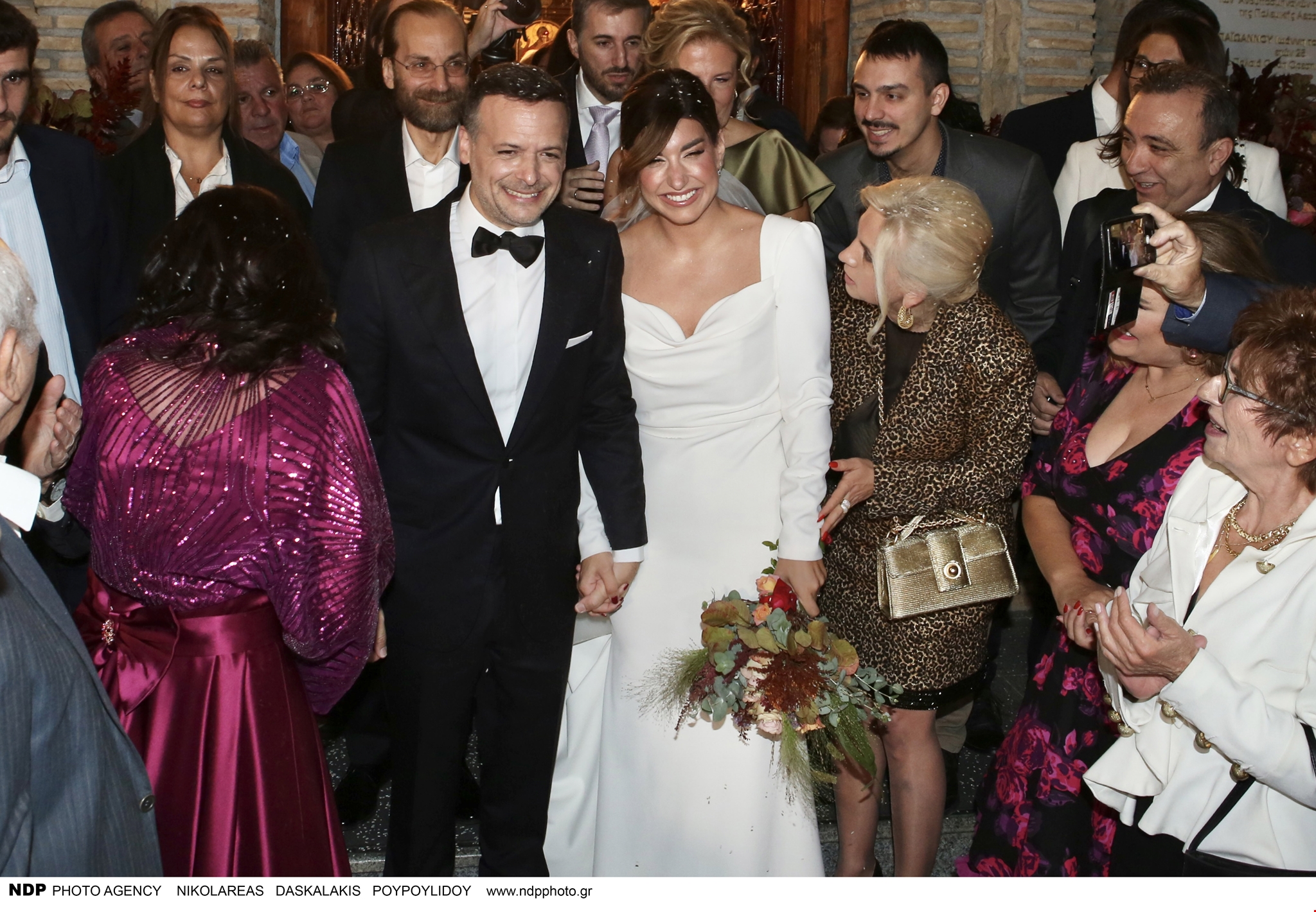 Καλεσμένη σε γάμο | Η Ράνια Τζίμα προσφέρει έμπνευση με το chic total black look της - εικόνα 1