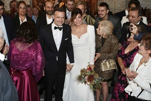 Καλεσμένη σε γάμο | Η Ράνια Τζίμα προσφέρει έμπνευση με το chic total black look της - εικόνα 1