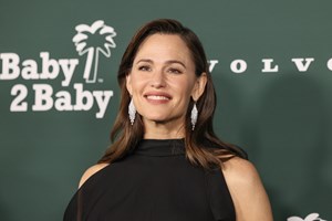 Σχεδόν ξανθιά | Η Jennifer Garner με το πιο ανατρεπτικό hair look στο κόκκινο χαλί - εικόνα 2