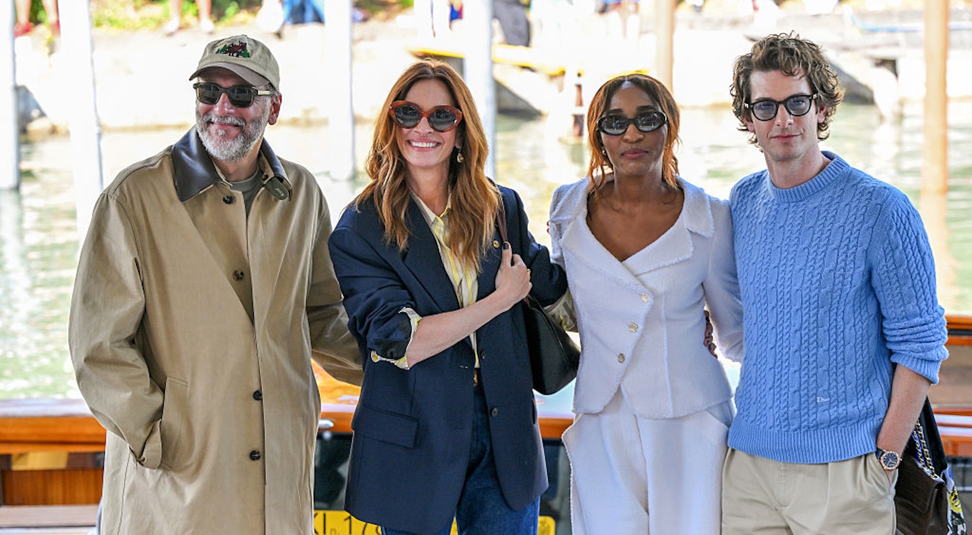 Η Julia Roberts κάνει το ντεμπούτο της σε photocall στη Βενετία με κομψό casual look και τζιν παντελόνι