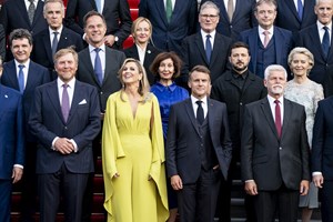 Brigitte Macron | Αγκαζέ με τον Emmanuel Macron κατά την άφιξή τους στη σύνοδο κορυφής του ΝΑΤΟ - εικόνα 2