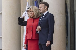 Brigitte Macron |Με navy outfit στο front row της επίδειξης μόδας του οίκου Balmain - εικόνα 1