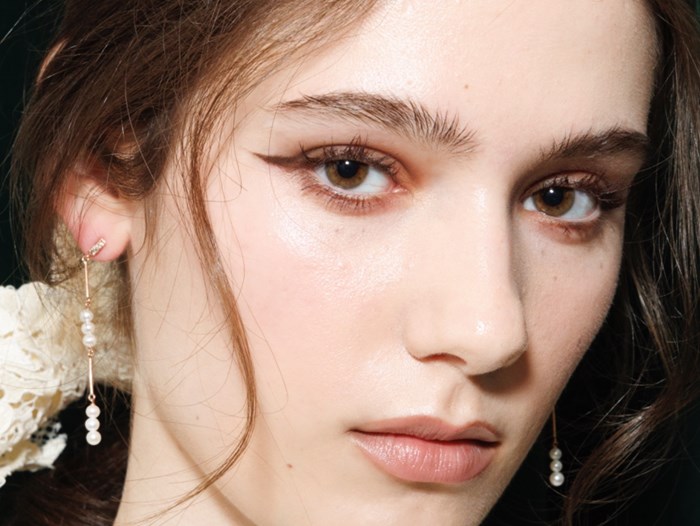 Το trick που κάνει το ντεμακιγιάζ της αδιάβροχης mascara παιχνιδάκι