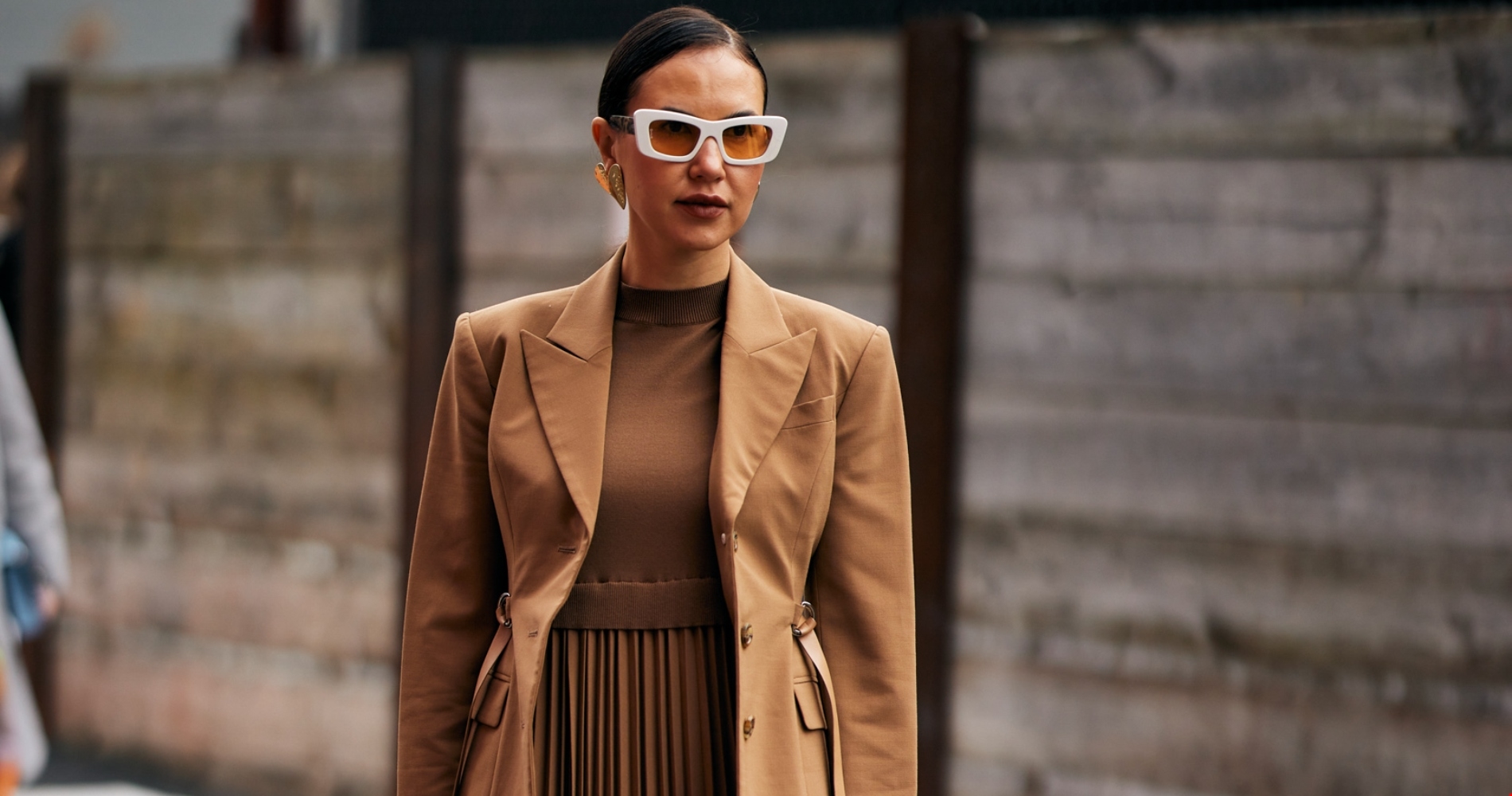 Η Σία Κοσιώνη με μαύρο off-shoulder φόρεμα σε βραδινή έξοδο - εικόνα 2