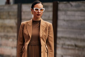 Η Σία Κοσιώνη με μαύρο off-shoulder φόρεμα σε βραδινή έξοδο - εικόνα 2