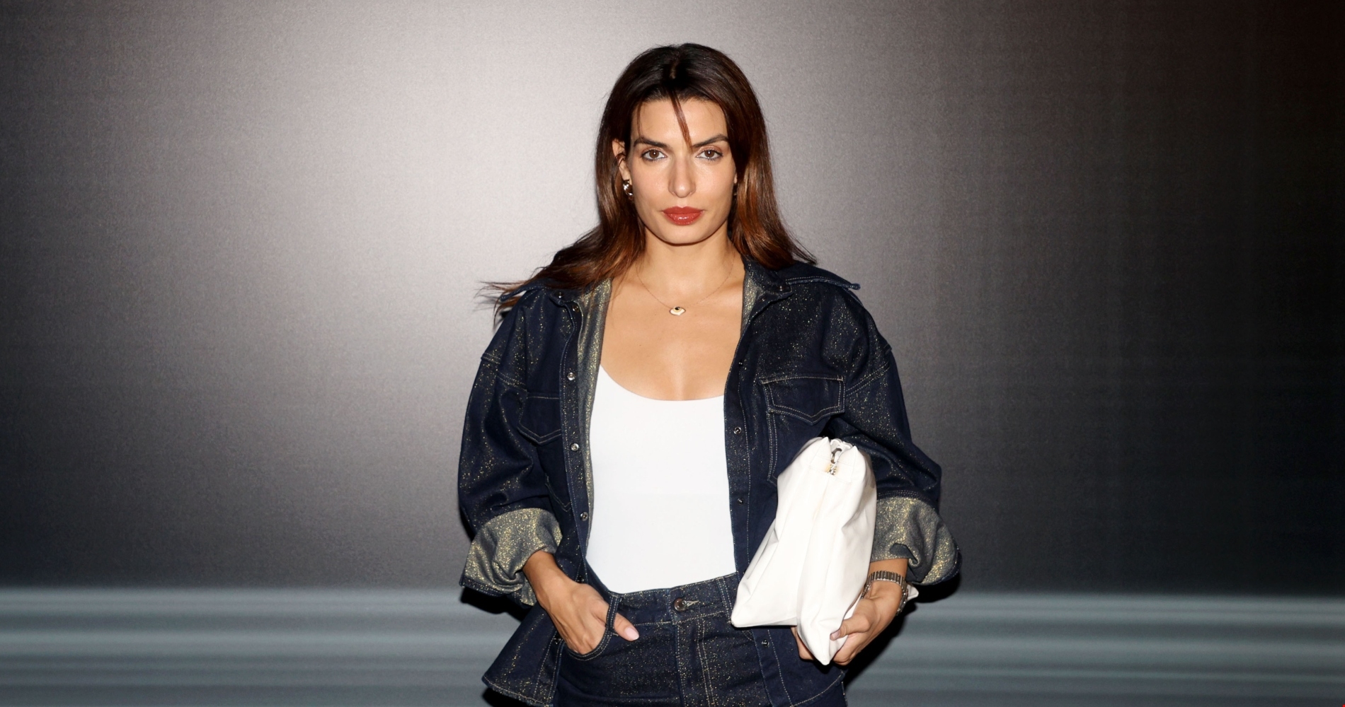 Πώς θα φορέσεις με στιλ μία φούστα με παγιέτες σύμφωνα με την Τόνια Σωτηροπούλου