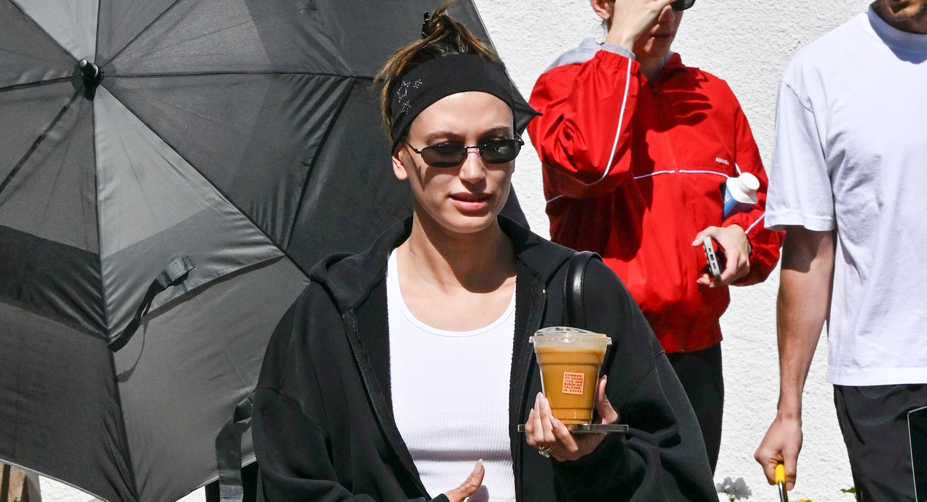 Η έξοδος της Hailey Bieber χωρίς τον Justin μετά την υπογραφή συμφωνίας δισεκατομμυρίων δολαρίων - εικόνα 2