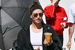 Η έξοδος της Hailey Bieber χωρίς τον Justin μετά την υπογραφή συμφωνίας δισεκατομμυρίων δολαρίων - εικόνα 2