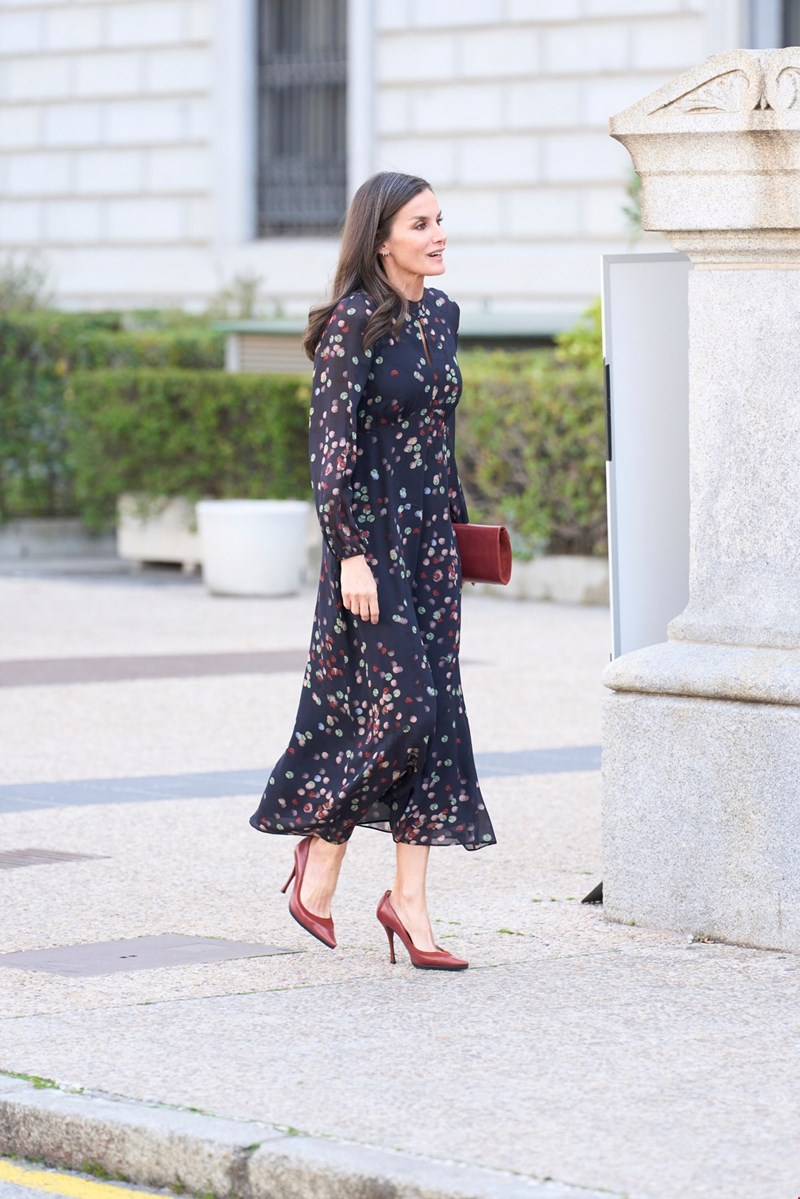 Βασίλισσα Letizia | Με εμπριμέ φόρεμα από τη Massimo Dutti που είναι ιδανικό για την άνοιξη