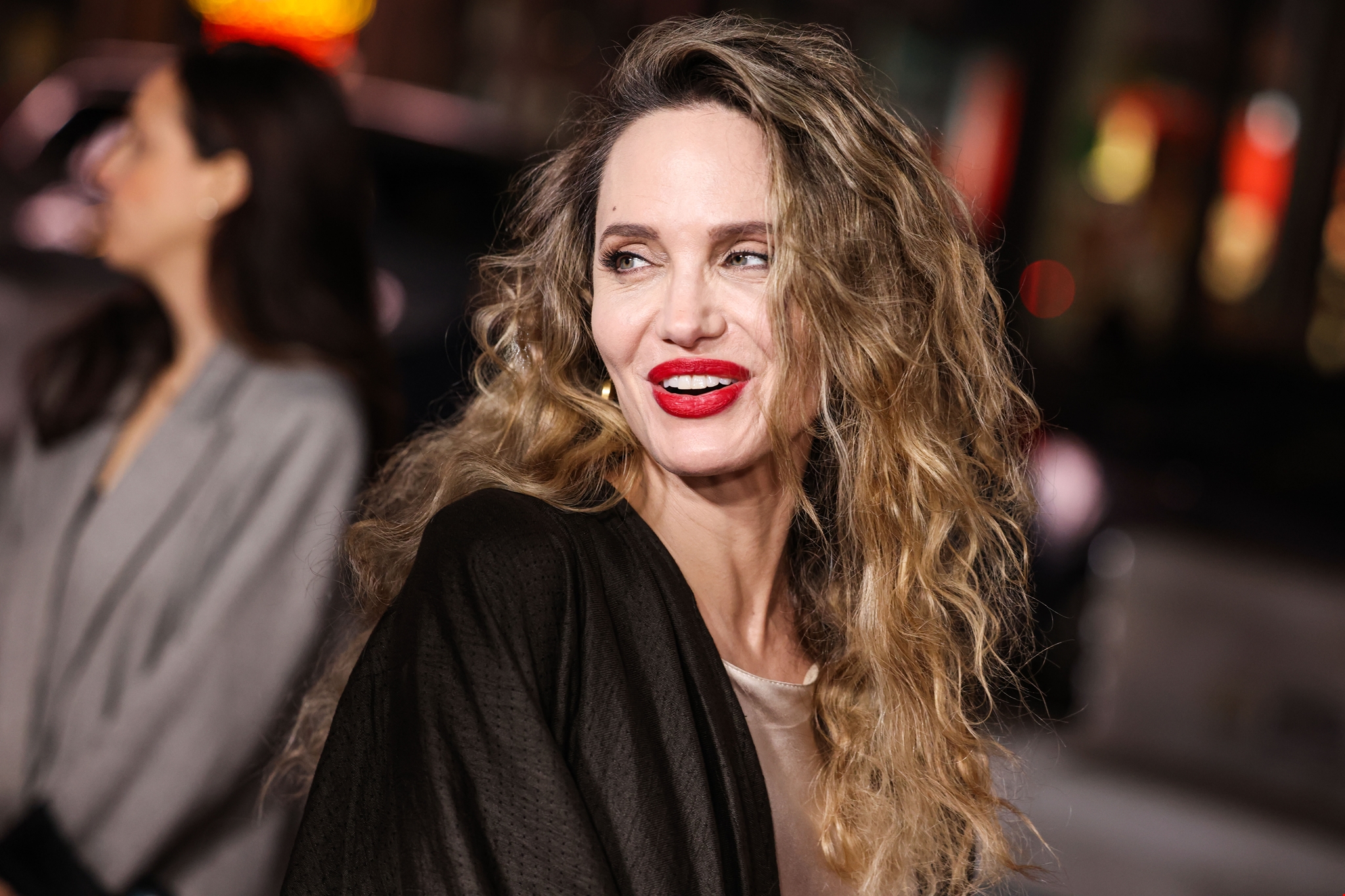 Brad Pitt | Η αντίδρασή του μετά την εμφάνιση της Angelina Jolie με τον 16χρονο βιολογικό τους γιο στο κόκκινο χαλί - εικόνα 1