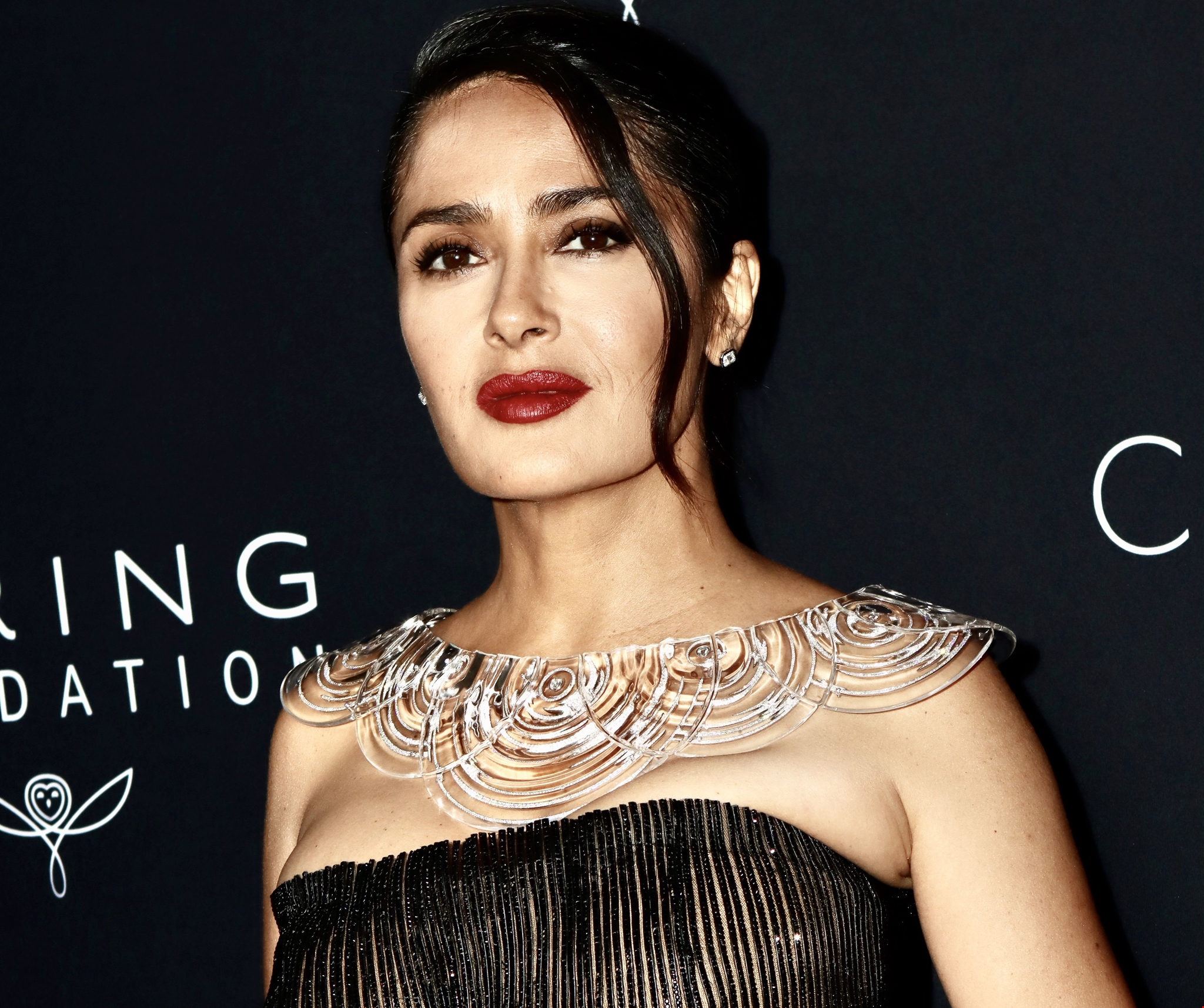 Η Salma Hayek με ένα από τα πιο εντυπωσιακά κολιέ που είδαμε ποτέ - εικόνα 1