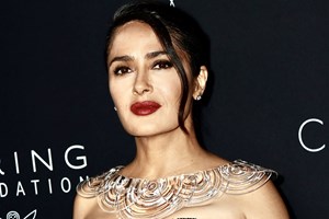 Η Salma Hayek με ένα από τα πιο εντυπωσιακά κολιέ που είδαμε ποτέ - εικόνα 1