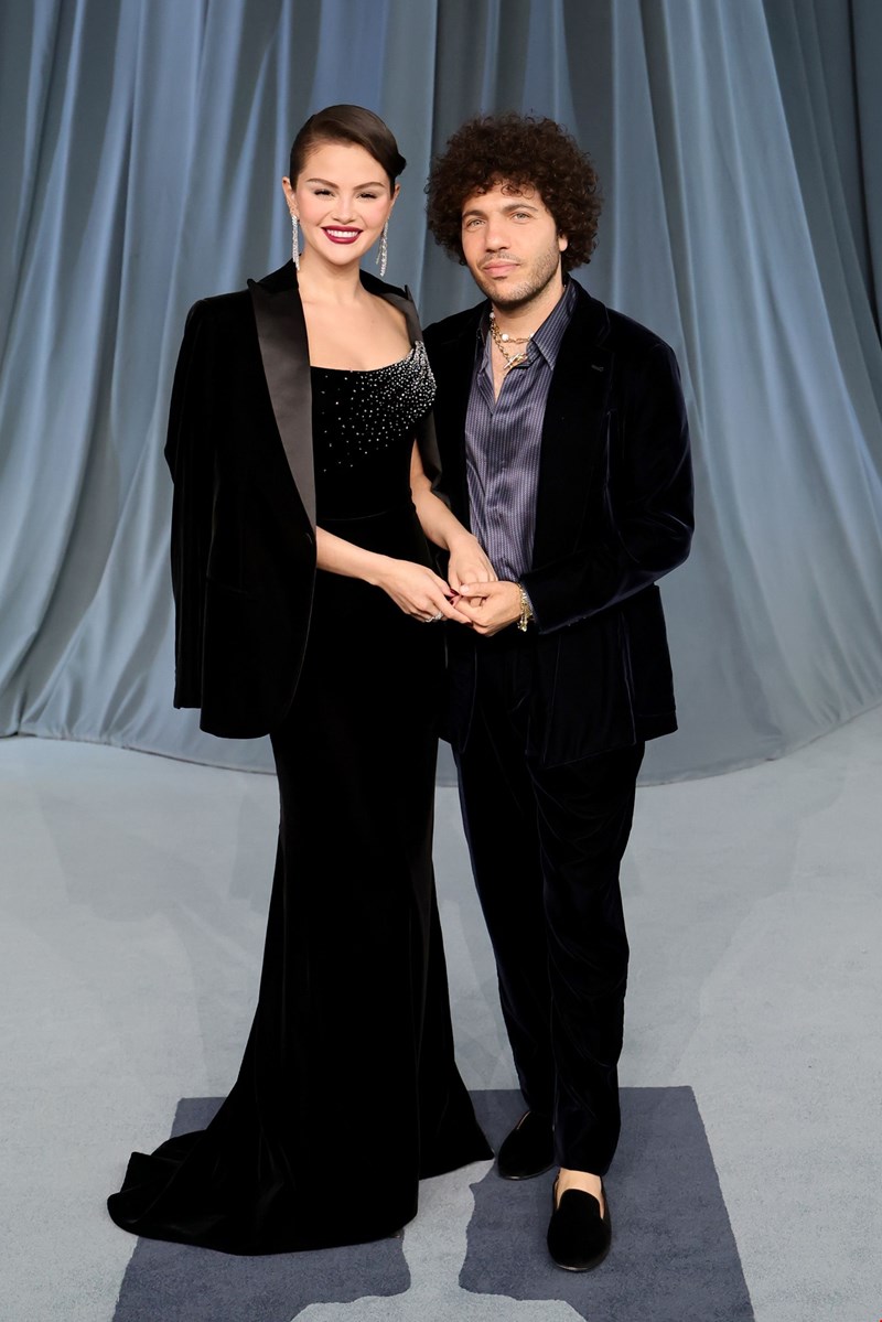 Η Selena Gomez και ο Benny Blanco στην πρώτη τους red carpet εμφάνιση μετά τον γάμο