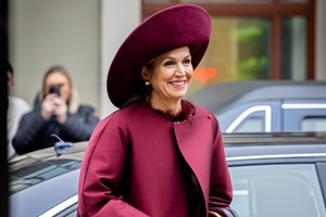 Βασίλισσα Letizia της Ισπανίας | Με midi floral φόρεμα από τη Massimo Dutti και αξεσουάρ σε γήινους τόνους - εικόνα 1