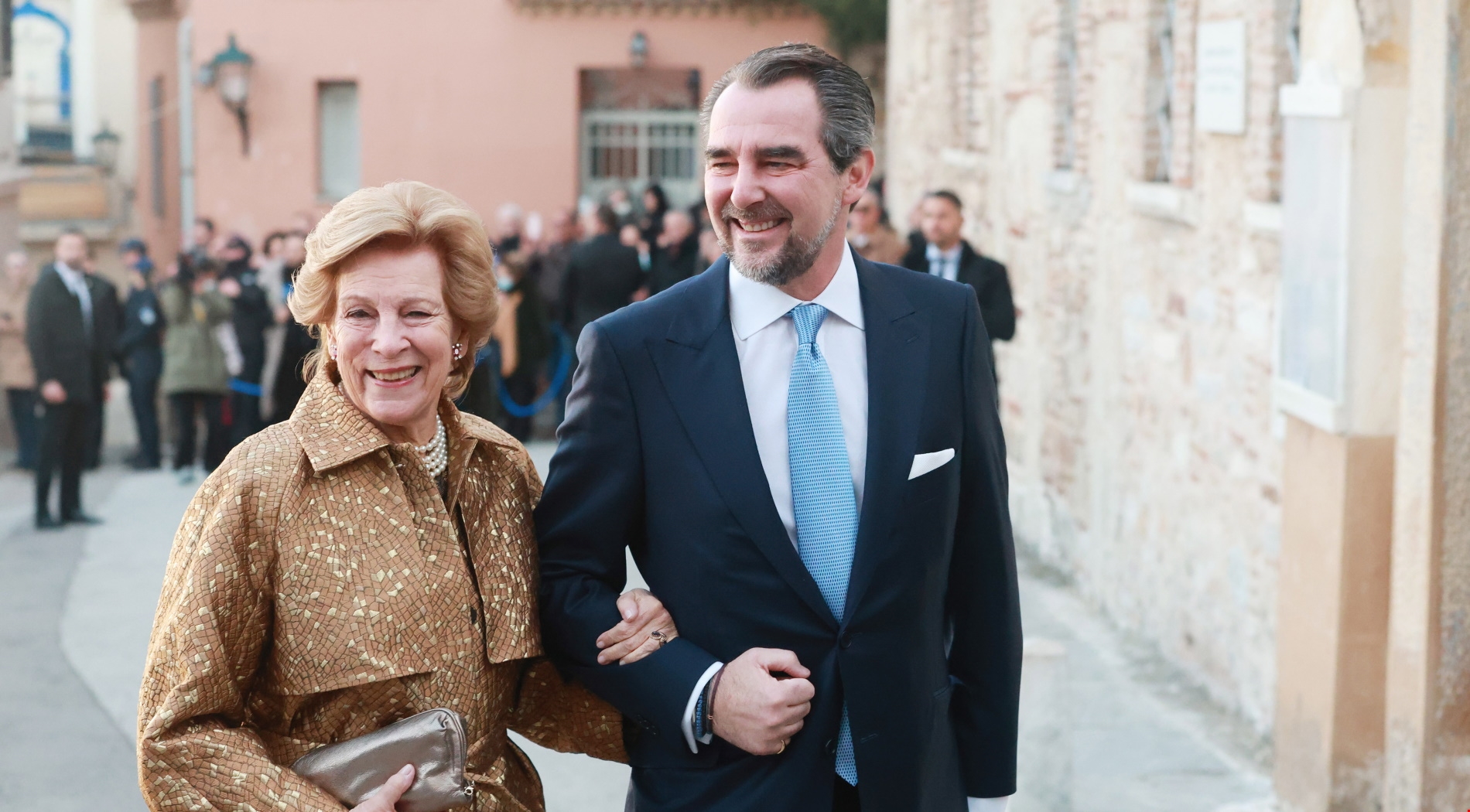 O Nικόλαος Ντε Γκρες έφηβος στον κήπο της γιαγιάς του, βασίλισσας Ίγκριντ στα θερινά ανάκτορα της Δανίας - εικόνα 1