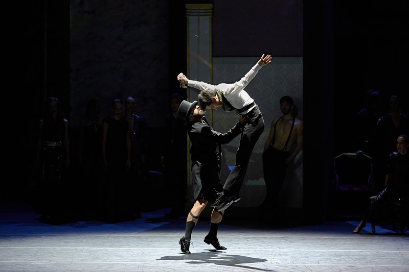 Χορός με τη σκιά μου