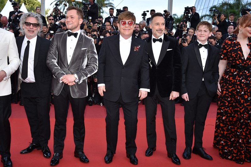 O Elton John με το καστ της ταινίας Rocketman