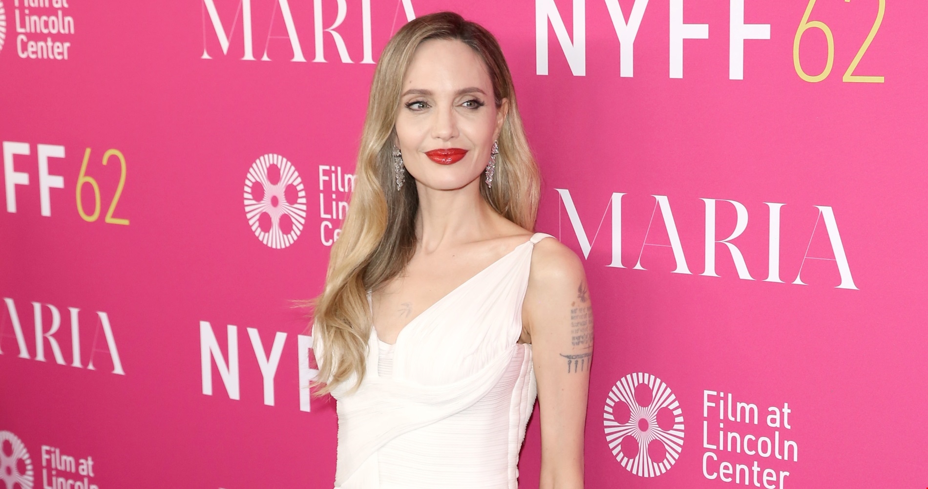 Angelina Jolie | Περπάτησε στο ίδιο κόκκινο χαλί με τον φημολογούμενο σύντροφό της - εικόνα 1